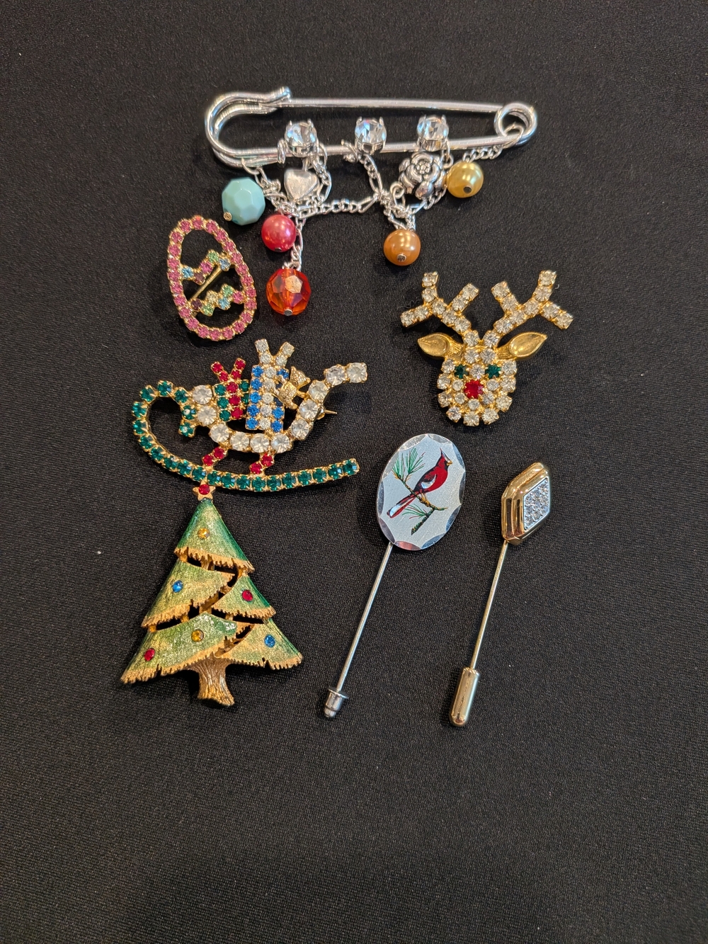 Set Of 7 brooches And Pin